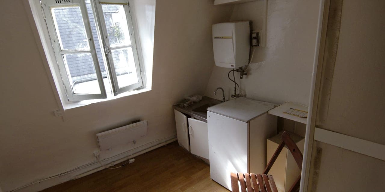 Studio parisien avant decoration IA