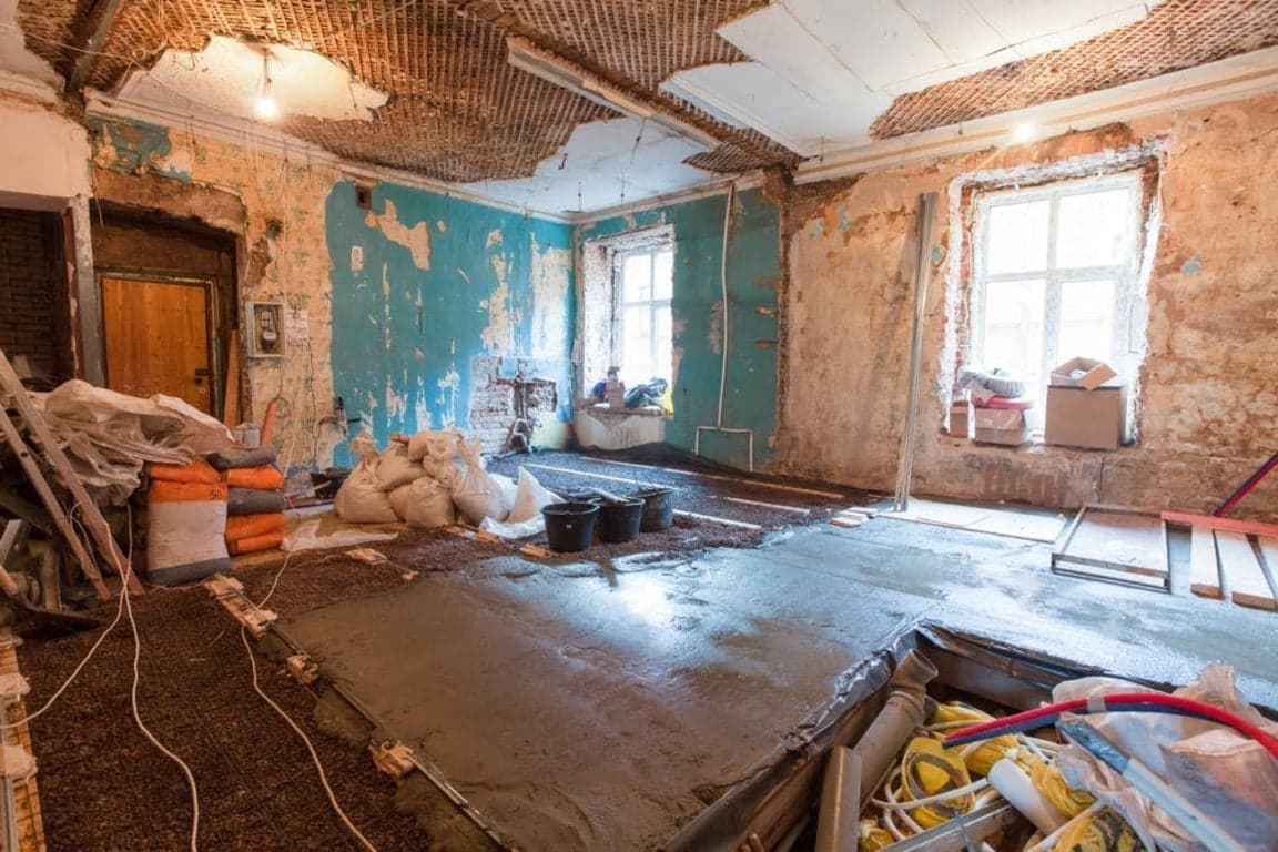 Pièce en travaux avant rénovation par IA